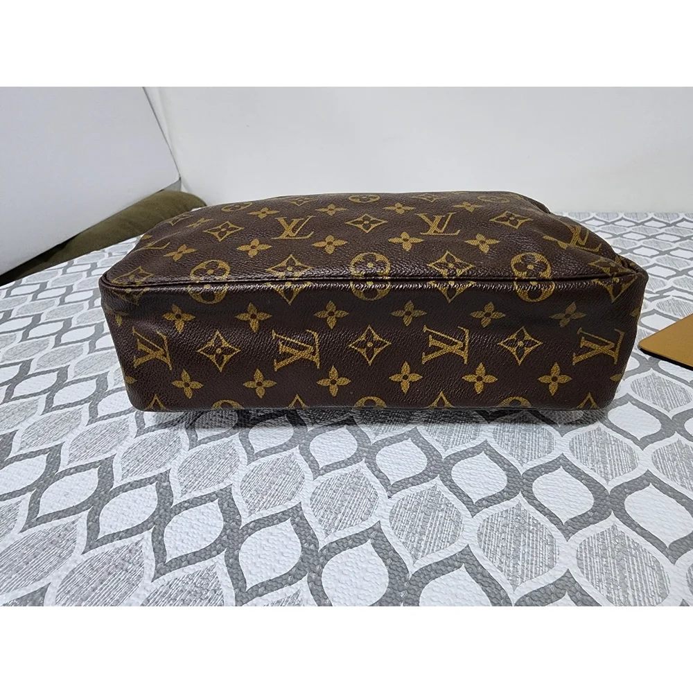 LOUIS VUITTON Monogram Canvas Trousse Toilette 28 Clutch Brown
